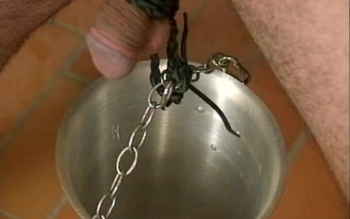 Pissing Experience: 淫荡的邻居喜欢和她的男人玩小便 #2
