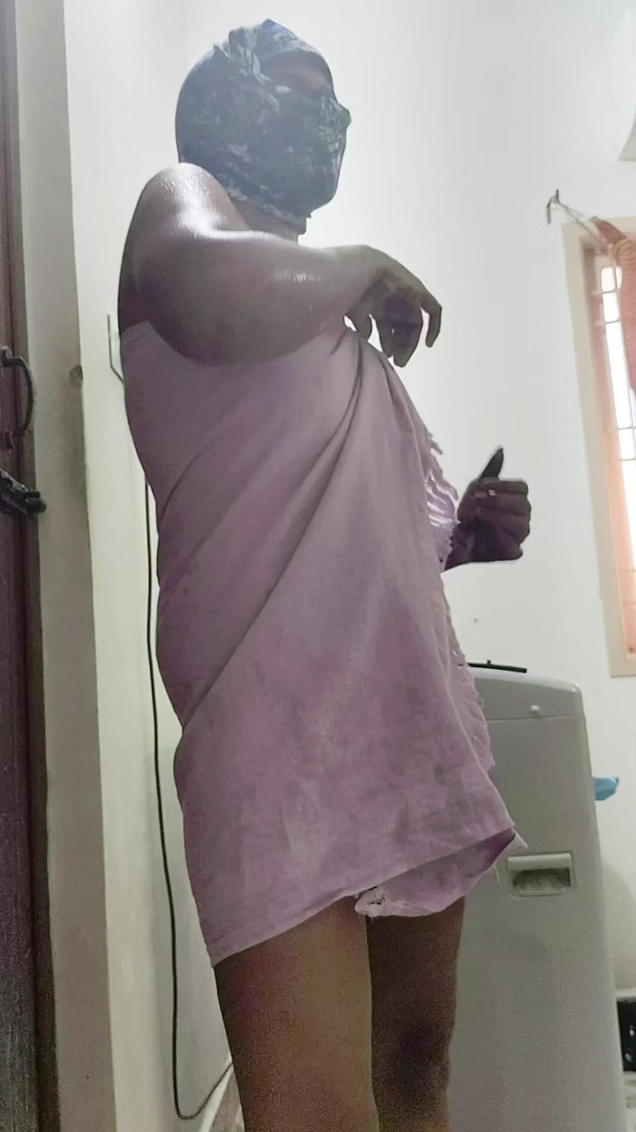 Thesana: Ac Mechaniker fickt die betrügende ehefrau, während ehemann fernsieht