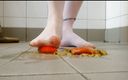 Carmen_Nylonjunge: Footplay in pantyhose with fruit