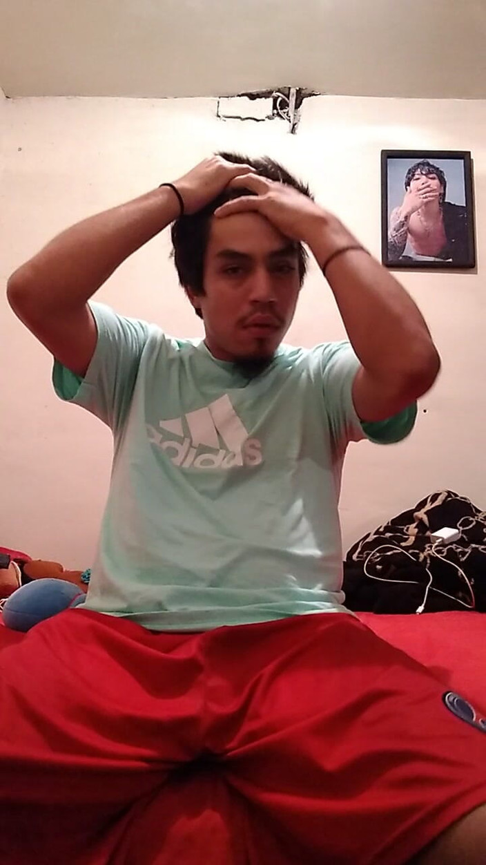 AlexAlejandro13: 내 자지가 힘들어지도록 이 반바지를 조금씩 벗어