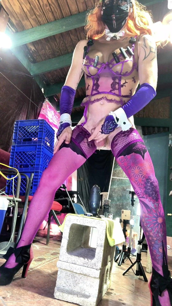 Benito414: Сексуальный шмель в нижнем белье Violet вводит бутылку в его задницу