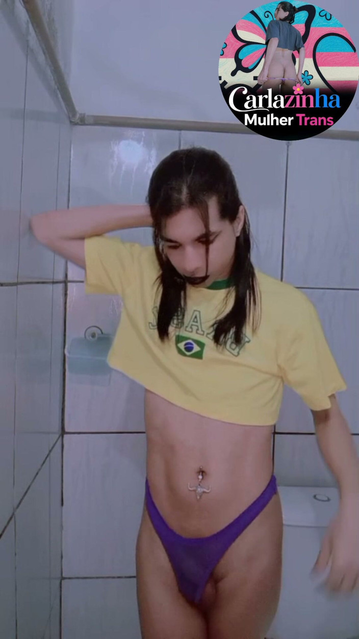 Srta. Carla: Carla, Puta Con Camiseta De Brasil Y La Polla Dura