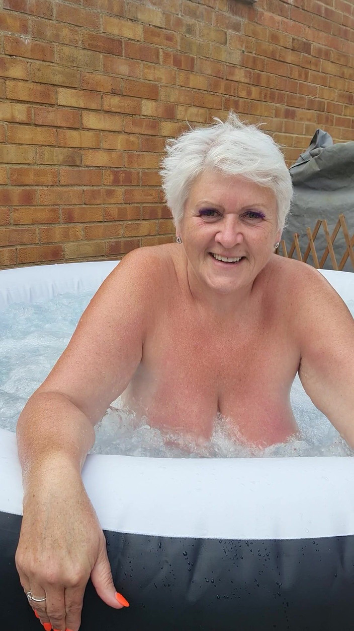 Uk Joolz: Jugar en la bañera desnuda