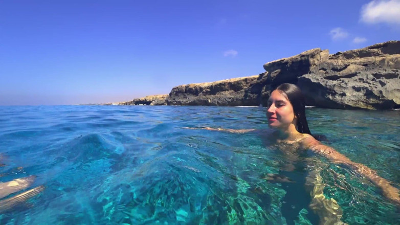 GoldTeachers: Deslumbrante menina nada nua na praia