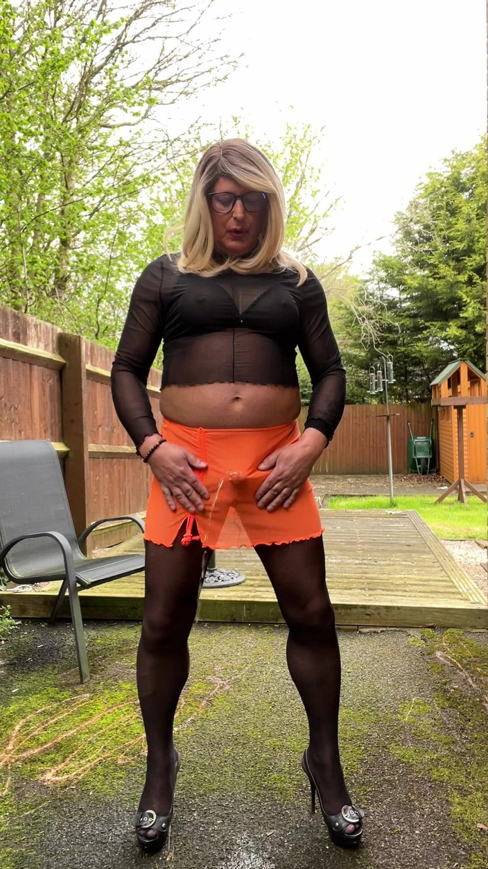 Kellycd2022: アマチュア女装子Kellycd2022セクシーな熟女が屋外で黒いシームレスパンストで放尿して自慰行為