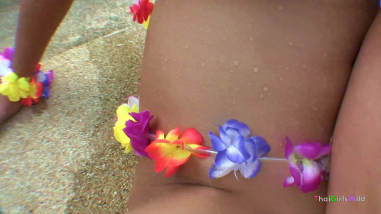 Thai Girls Wild: 자지를 빨아주는 겸둥이 십대