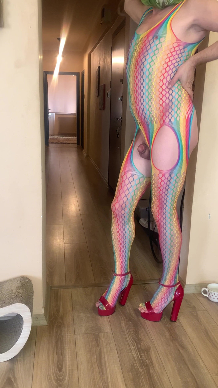 cd_aysemmm: 人妖与世界上最小的鸡巴，你会很惊讶