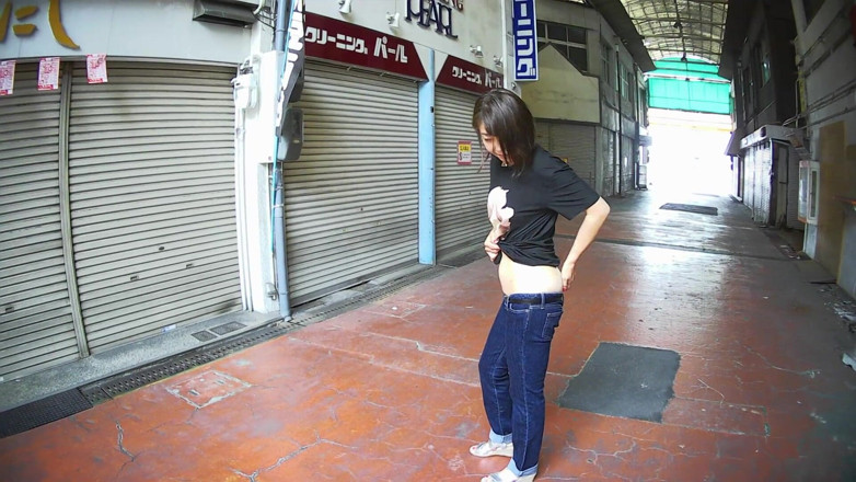 Mayumi Kanzaki: Japan Walking with Her Ass Out Outdoors