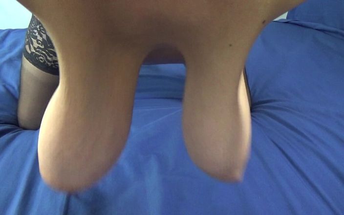AnnaBUST: Je trémousse mes gros seins qui traînent à la maison