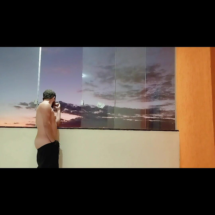 Marcosninfo: छात्रा ने खुद को नए घर की बालकनी पर दिखाया तो वह देख लिया।