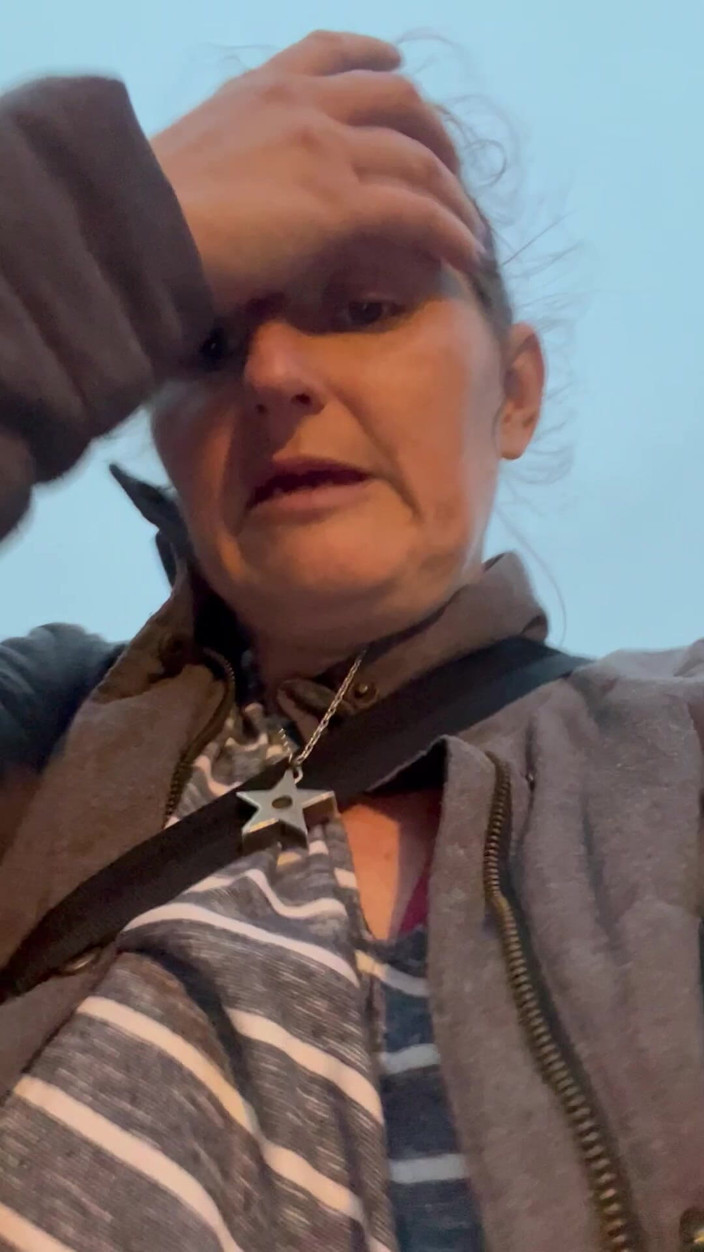 MistressWriggler: Téměř dvakrát chycen s mými kozami venku při chůzi domů