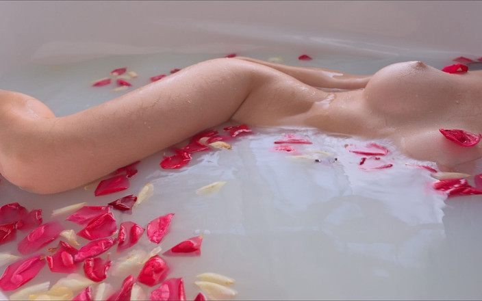 MyAnny: Evde kal ve sikiş! Banyoda sert seks, yüze boşalma!