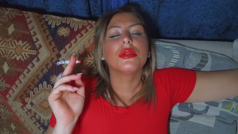 MILF MAFIA: Smoking British chav with red lipstick