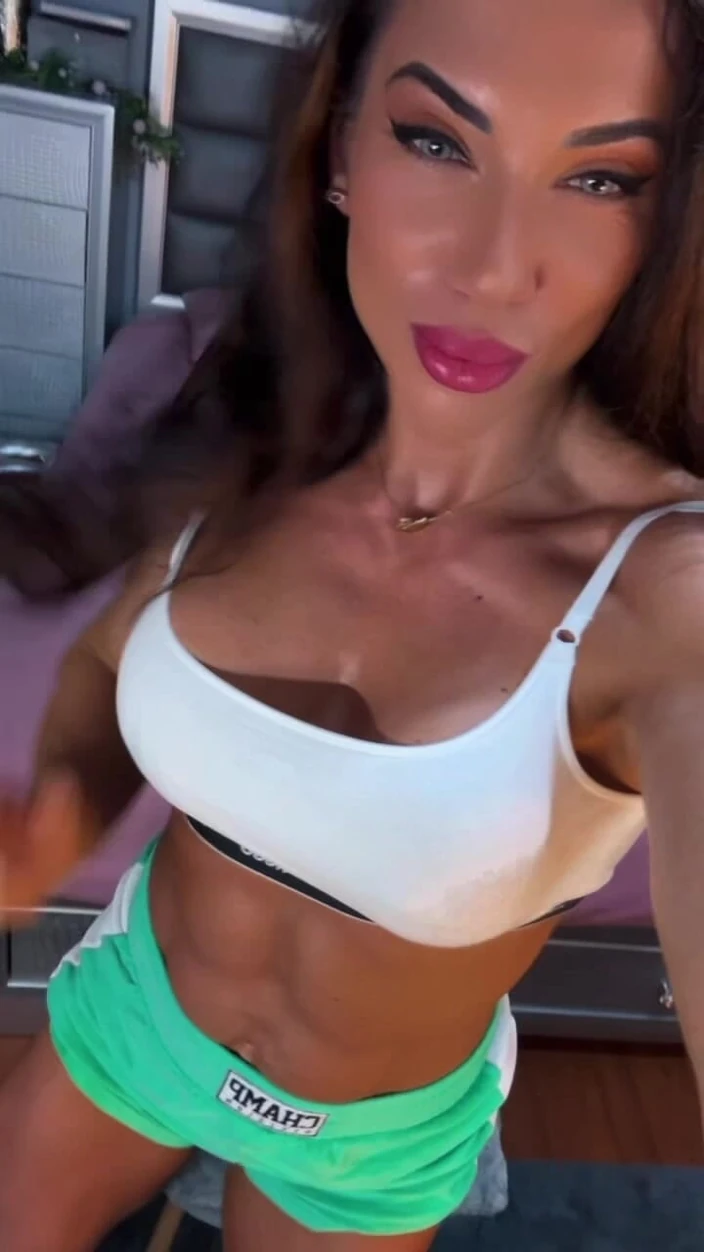 Alesyamuscledoll: Ready to Kick in