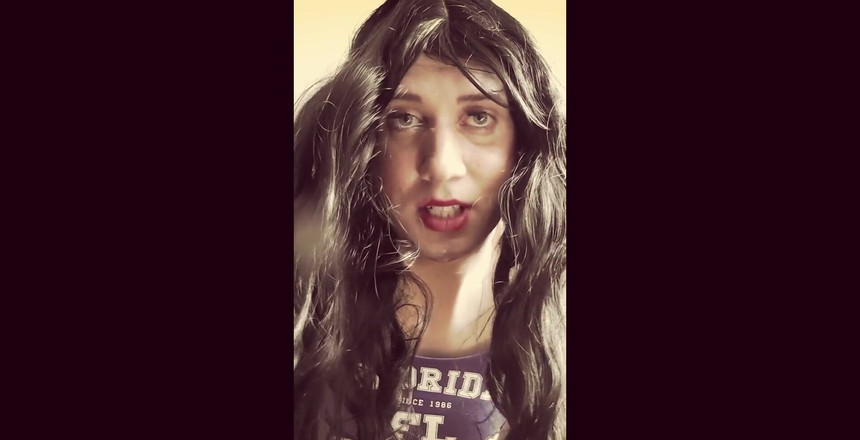 Anna Rios: 当你在更衣室里观看女孩们并被发现时，你就在一个泡菜中