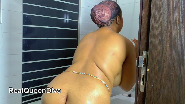 Real Queen Diva: Queen Diva in a Hot Shower