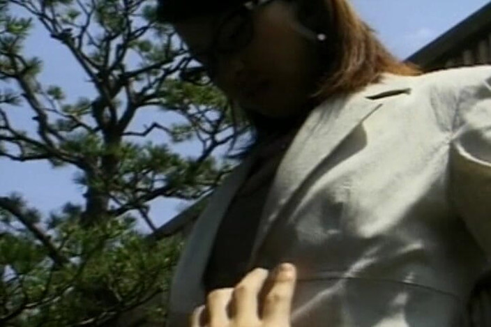 Asian Mature Climax: 黑发亚洲青少年在后院吮吸大鸡巴