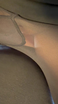 Sekretärin in High Heels hebt Nylon beine für sex mit der chefin - Business-schlampe an