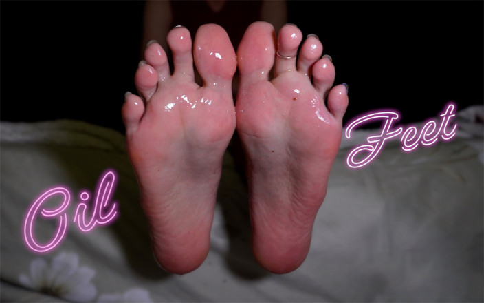 Cumshot feet: La trans perversa ama i piedi molto oliati