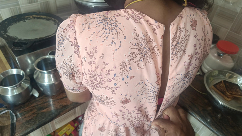 Laxi ammu: Dragoste fierbinte cu gospodină în bucătărie