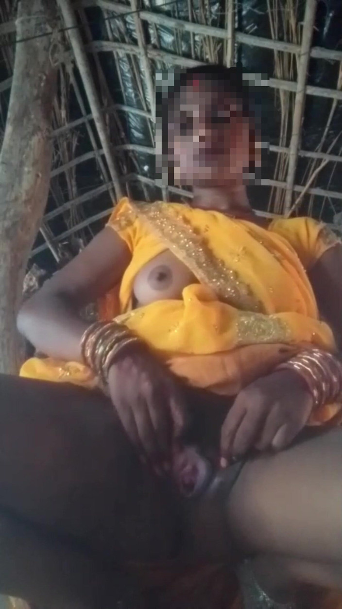 RJ NISHA: Bhabhi montre sa chatte dans un sari jaune, j’ai inséré...