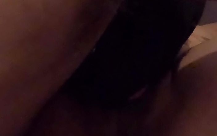 Curved Dick: Mijn zwarte stiefzus kreunt zo hard als ik haar dikke...