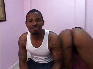 Best Butts: Trai da đen xăm mình đụ cái lồn cạo lông của con đĩ...