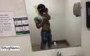 Xooshua (xblue18): Un joli twink de Tiktok se déshabille dans les toilettes...