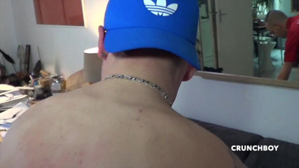 Sneaker gay: 两个性感的溜冰男郎用运动鞋提交性爱无鞍