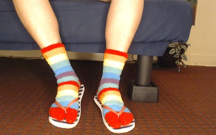 TLC 1992: Fluffy Fuzzy Socks Flip Flops Shoeplay.