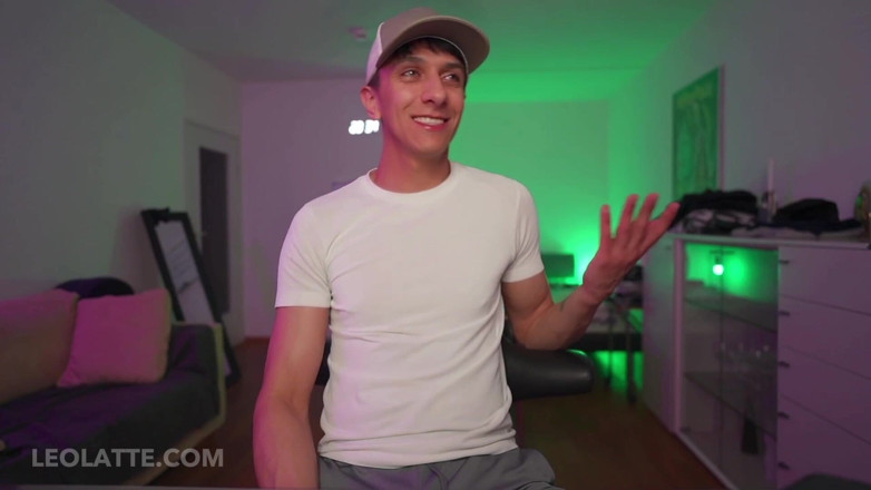 Leo_latte: Leo Latte on Livestream Playing with Flashlight Until Shooting Big...