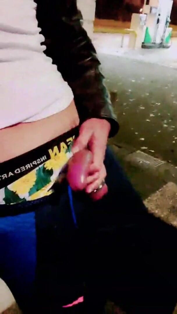 Slutboyben: Slutboyben cam4 brainfukked dans la nature Pig II station-service, éjaculation