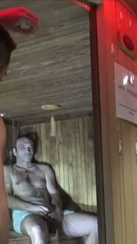 Mengongkek Lelaki Latino di Sauna Awam