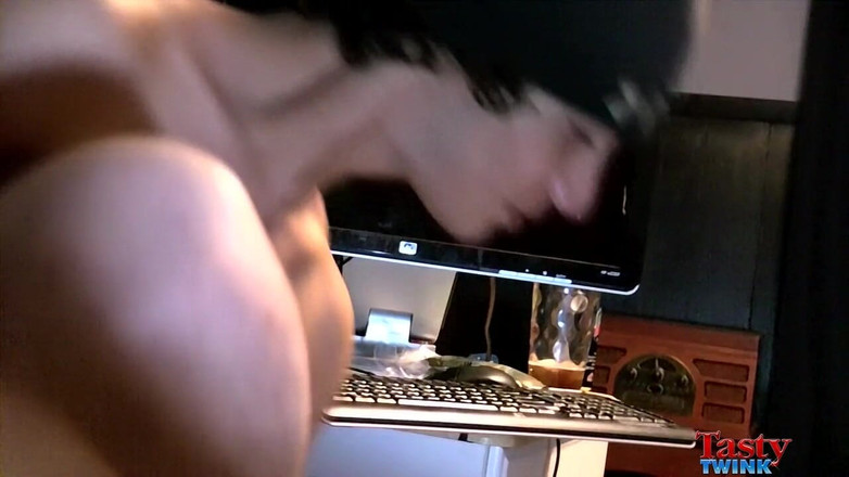 Tasty Twink: Tristan的一个吸吮者