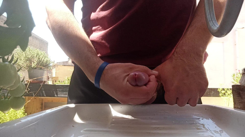 Kinky Guy: Venkovní letní čůrání