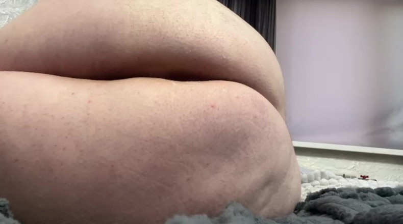 Chubbelle: Šuká mě do zadku gumovým dildem