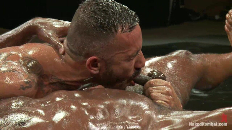 Naked Kombat: Alessio Romero versus Race Cooper - prietenii se potrivesc