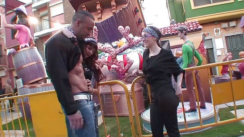 Kinky Angels: Spex, une brune se fait baiser et éjaculer sur ses gros...