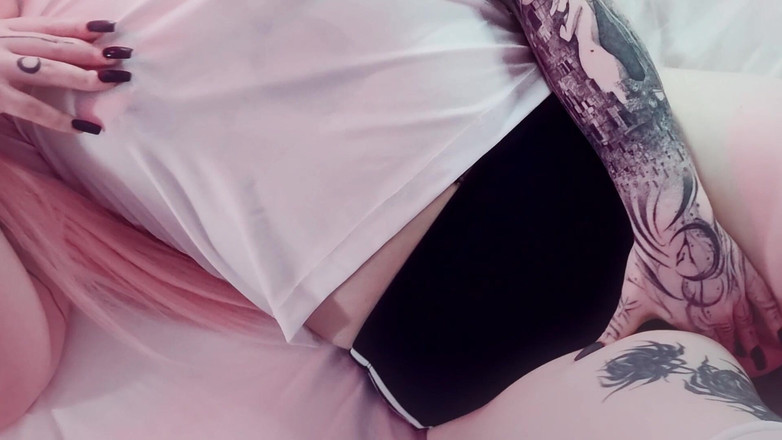 Peachgardens: Cette salope excitée me suce la bite et je jouis...