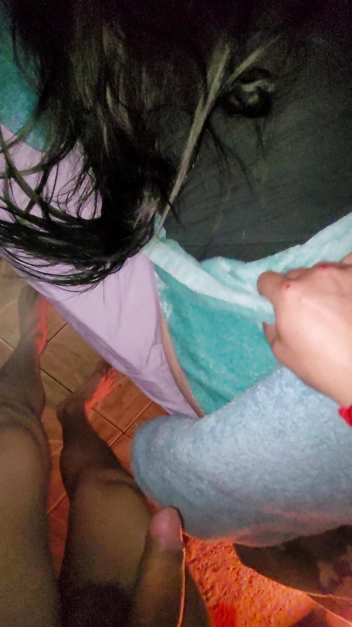 Pareja ardiente: 彼女はペニスを中に入れたまま目を覚まし、私に尻尾を手渡すと狂ったように叫びます