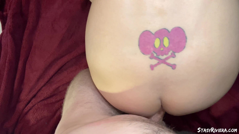 Stasy Riviera: Tatuada menina em sexo duro e garganta profunda - porra na...