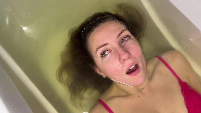 Hottie goddess: Mergulhando a beleza em uma luta silenciosa das sereias