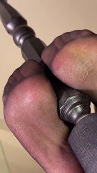 Schwarze strumpfhosen Footjob am banister: neckt dich von oben