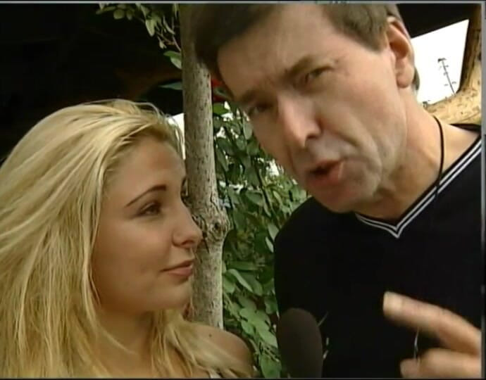 Videorama: Benda berambut perang tidak faham bahawa dia harus menanggalkan pakaiannya...