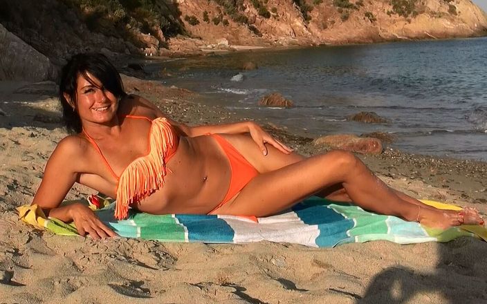 Alexandra Wett: Pervert fuck on the beach