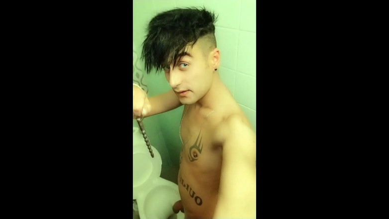 Idmir Sugary: Twink sikanie przez sounding tube w łazience college'u - kogut brzmiący