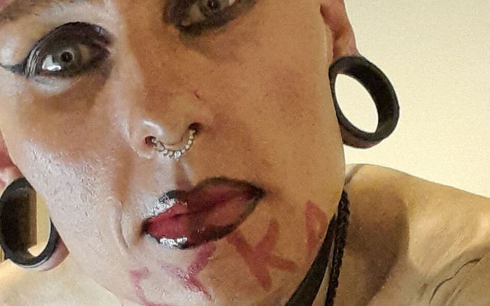 nnora007: 肮脏的婊子展示漂亮的鸡巴和自慰