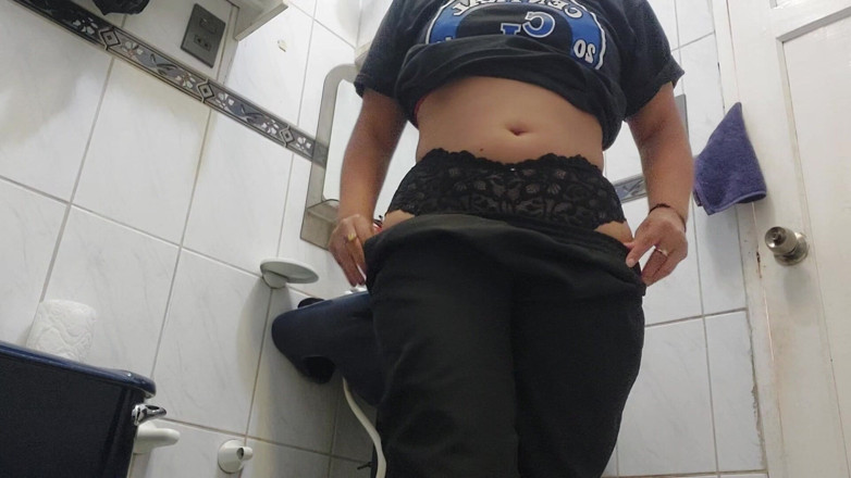Josyandhot: Kolumbijský velký zadek se sprchuje v černých tangách a pak se...
