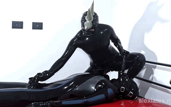 Alex Latex: 亚历克斯陷入困境：女插男，第1部分 - Alex latex