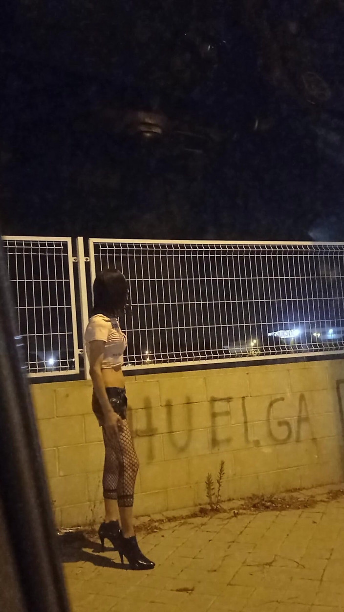 Penelopene27: Crossdresser chycen venku